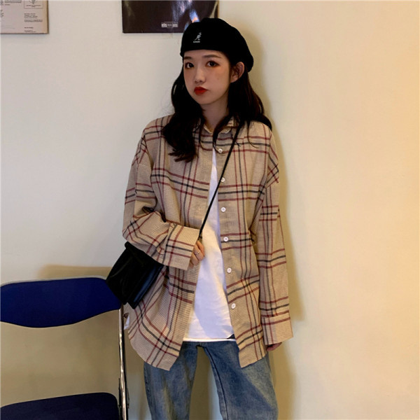 Platūs moteriški marškiniai su klasikine apykakle ir sagomis