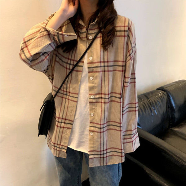 Platūs moteriški marškiniai su klasikine apykakle ir sagomis