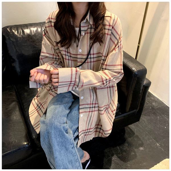 Platūs moteriški marškiniai su klasikine apykakle ir sagomis