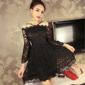 Moteriška nėriniuota suknelė apnuogintais pečiais