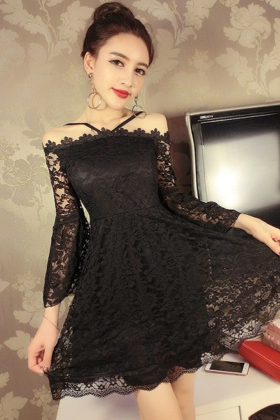 Moteriška nėriniuota suknelė apnuogintais pečiais