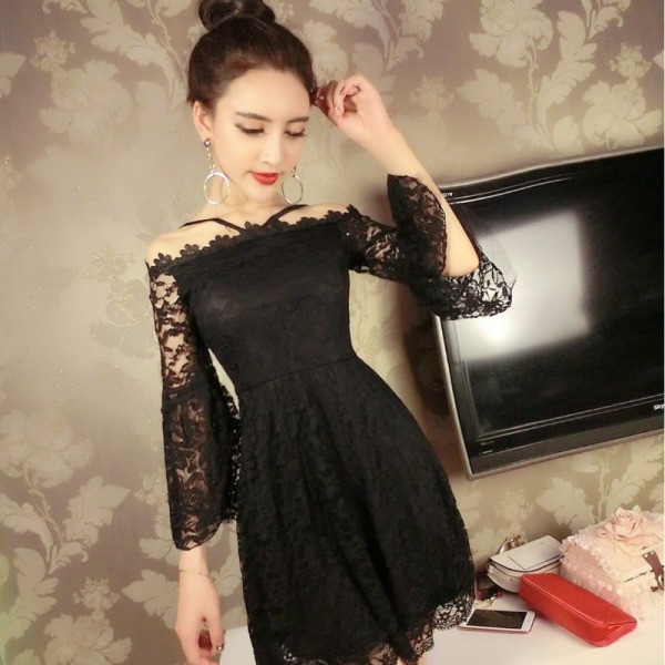 Moteriška nėriniuota suknelė apnuogintais pečiais