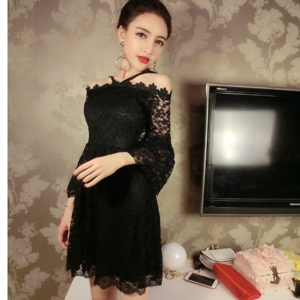 Moteriška nėriniuota suknelė apnuogintais pečiais