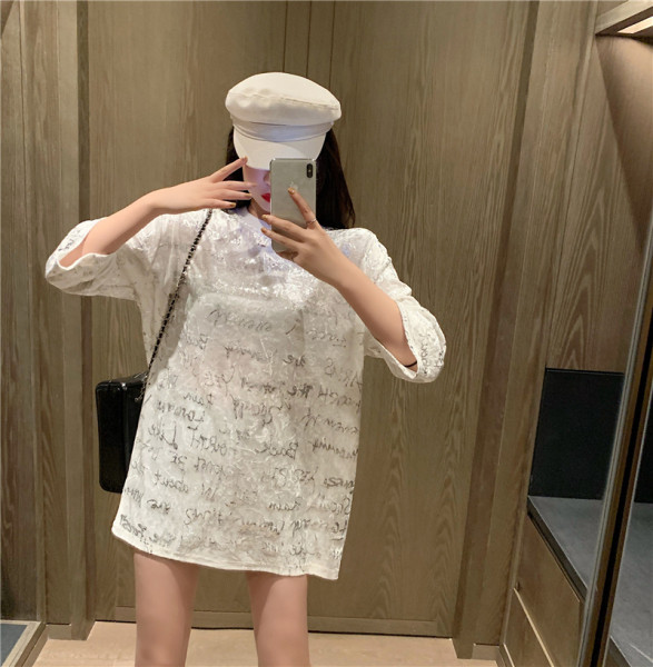 Hosszú, feliratos női póló