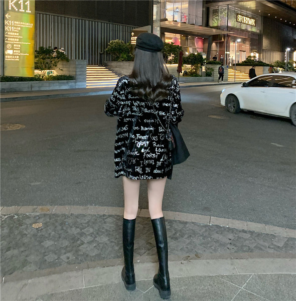 Hosszú, feliratos női póló