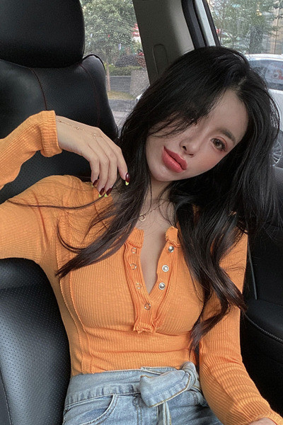 Női alkalmi blúz modell spitz nyakkivágással és gombokkal