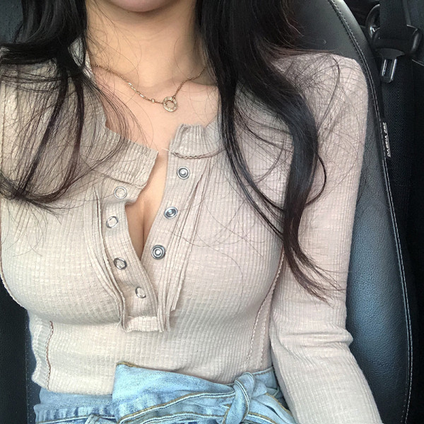 Női alkalmi blúz modell spitz nyakkivágással és gombokkal