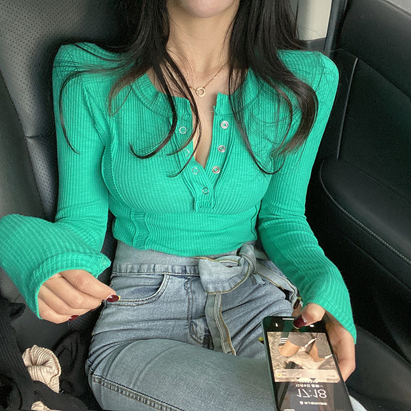 Női alkalmi blúz modell spitz nyakkivágással és gombokkal