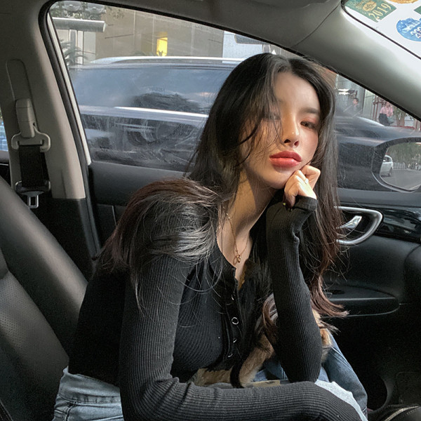 Női alkalmi blúz modell spitz nyakkivágással és gombokkal