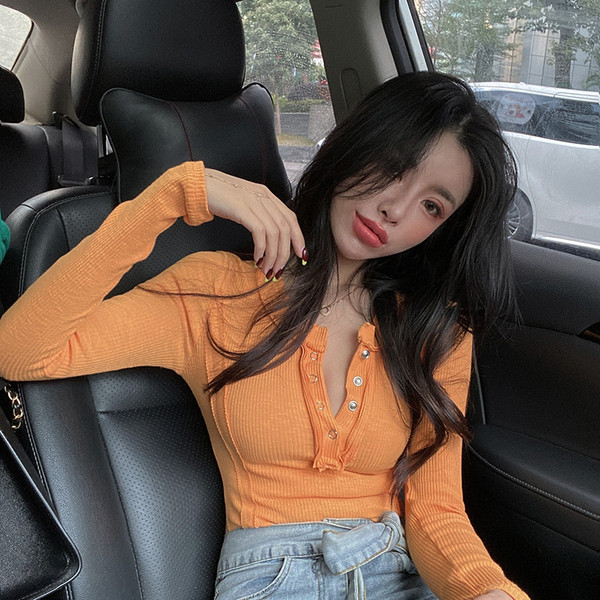 Női alkalmi blúz modell spitz nyakkivágással és gombokkal