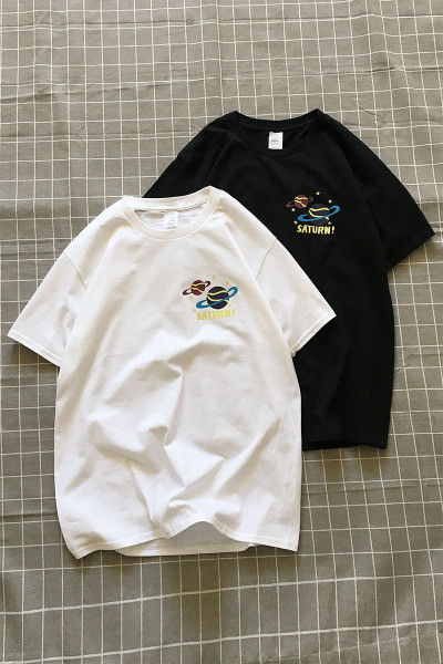 Vyriški medvilniniai marškinėliai trumpomis rankovėmis ir spalvingomis aplikacijomis