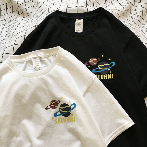 Vyriški medvilniniai marškinėliai trumpomis rankovėmis ir spalvingomis aplikacijomis