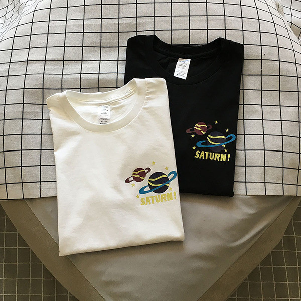 Vyriški medvilniniai marškinėliai trumpomis rankovėmis ir spalvingomis aplikacijomis