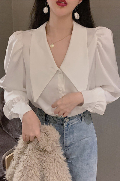 Stilingi moteriški marškinėliai su špico iškirpte plačiu modeliu