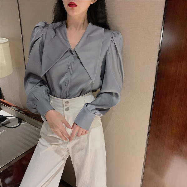 Stilingi moteriški marškinėliai su špico iškirpte plačiu modeliu