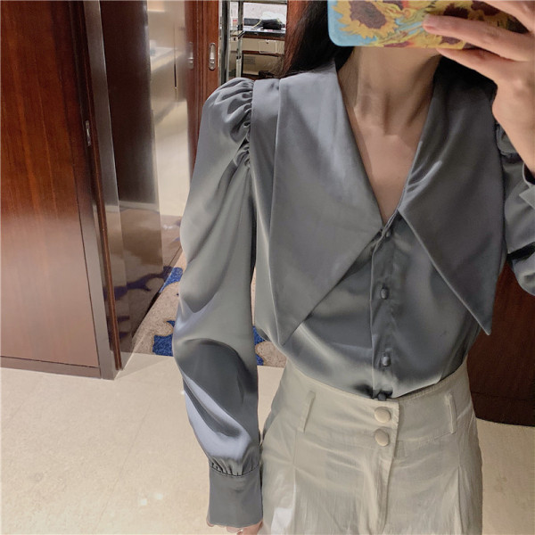 Stilingi moteriški marškinėliai su špico iškirpte plačiu modeliu