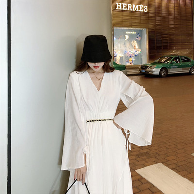 Asimetriška moteriška suknelė su špicine iškirpte – platus modelis