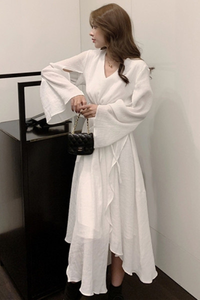 Asimetriška moteriška suknelė su špicine iškirpte – platus modelis