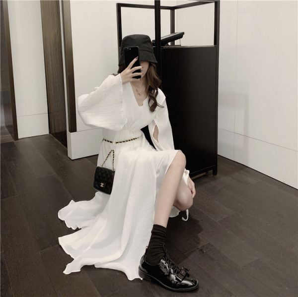 Asimetriška moteriška suknelė su špicine iškirpte – platus modelis