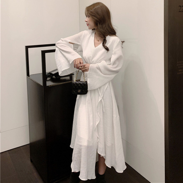 Asimetriška moteriška suknelė su špicine iškirpte – platus modelis