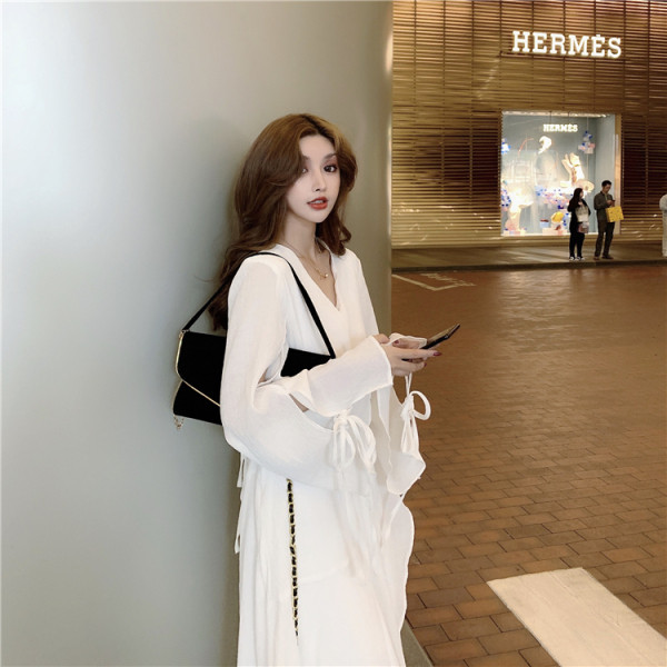 Asimetriška moteriška suknelė su špicine iškirpte – platus modelis