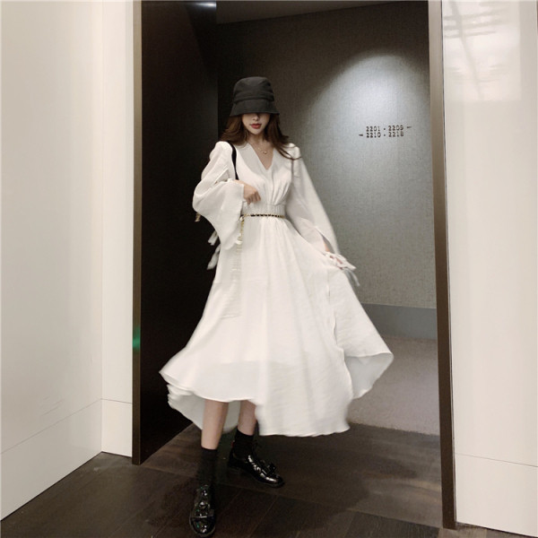 Asimetriška moteriška suknelė su špicine iškirpte – platus modelis