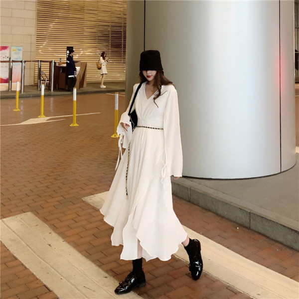 Asimetriška moteriška suknelė su špicine iškirpte – platus modelis