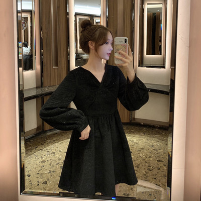 Rochie de damă croită, cu decolteu spitz și mâneci lungi