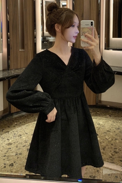 Rochie de damă croită, cu decolteu spitz și mâneci lungi