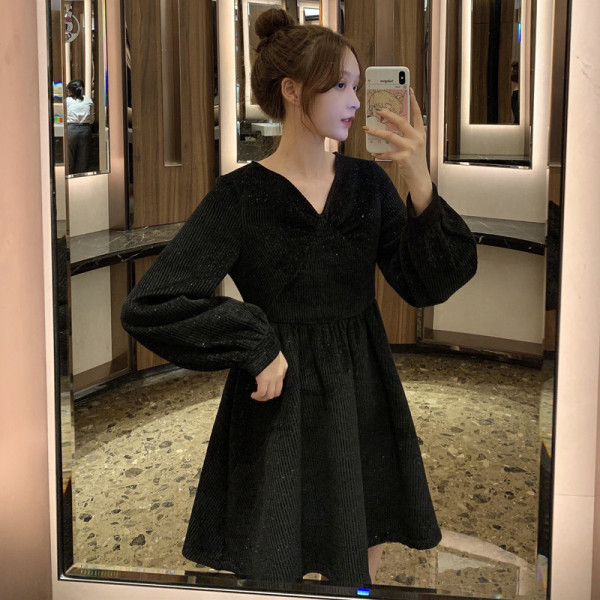 Rochie de damă croită, cu decolteu spitz și mâneci lungi