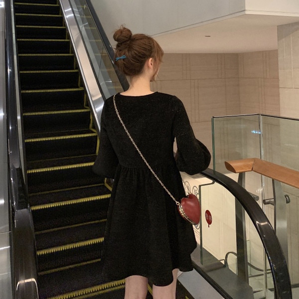 Rochie de damă croită, cu decolteu spitz și mâneci lungi