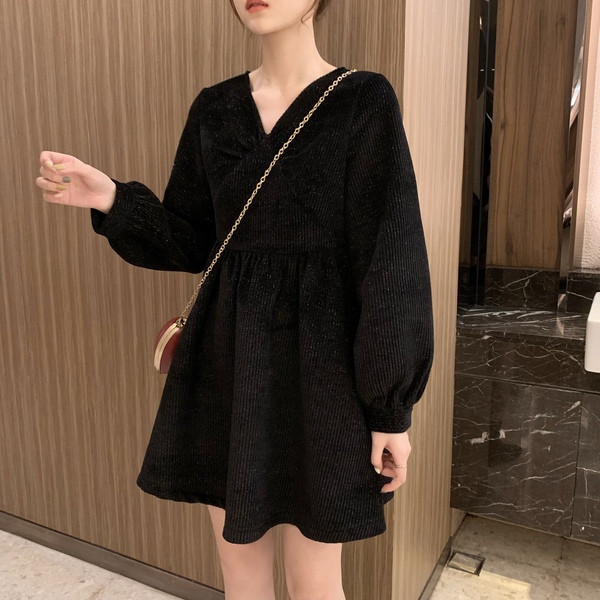 Rochie de damă croită, cu decolteu spitz și mâneci lungi