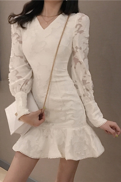 Testhezálló női ruha spitz nyakkivágással, kivágott alsó résszel