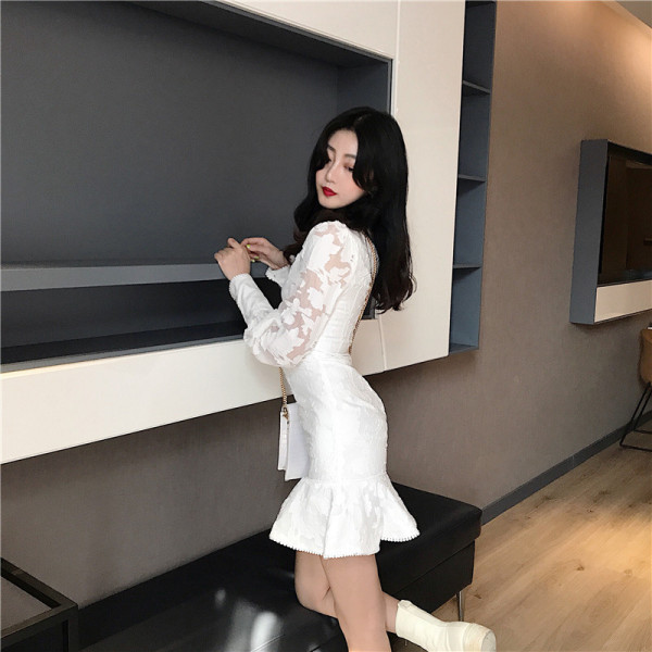 Testhezálló női ruha spitz nyakkivágással, kivágott alsó résszel