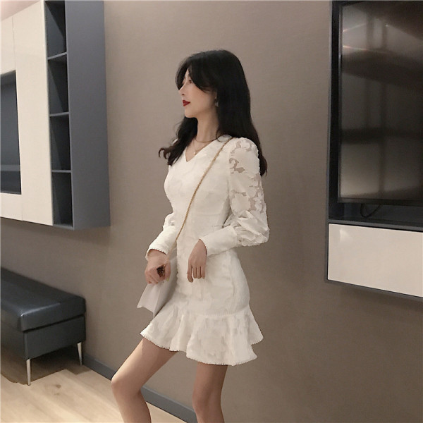 Testhezálló női ruha spitz nyakkivágással, kivágott alsó résszel