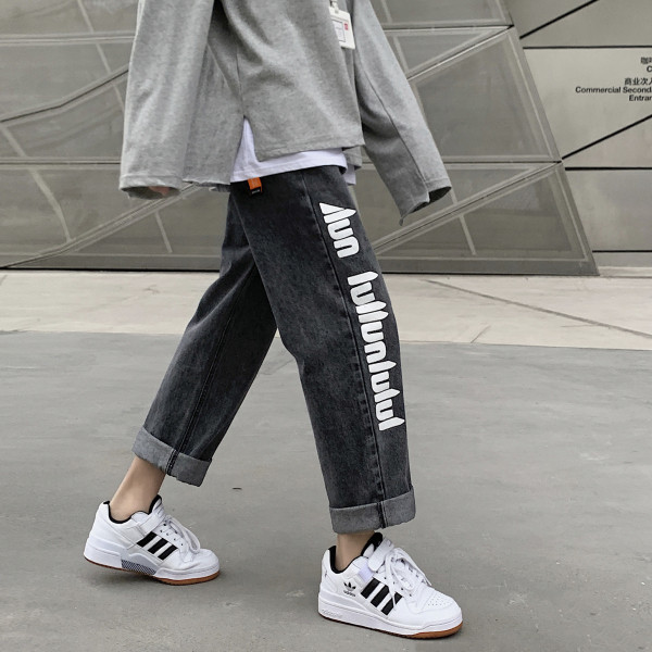 Модерни мъжки дънки прав модел с надпис 