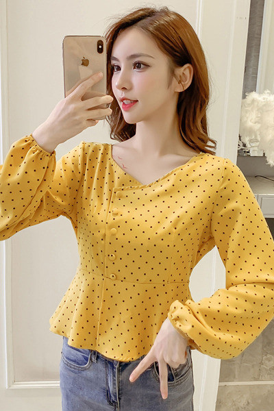 Naprakész női blúz gombokkal és széles ujjakkal