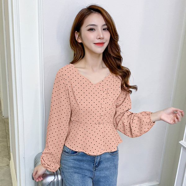 Naprakész női blúz gombokkal és széles ujjakkal