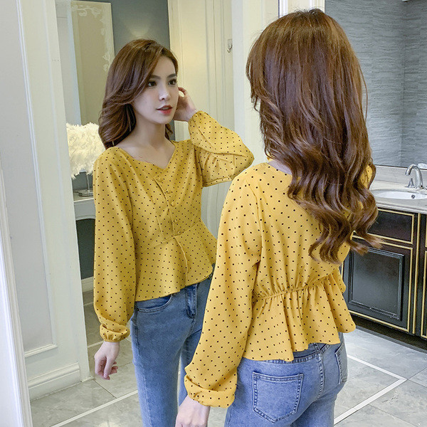 Naprakész női blúz gombokkal és széles ujjakkal