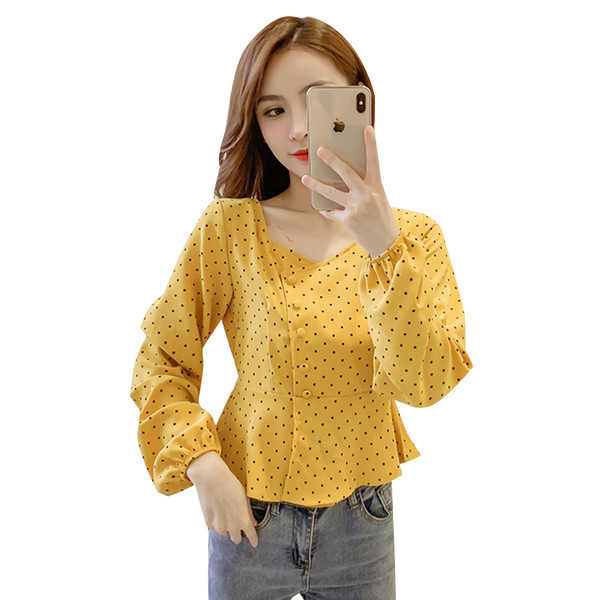 Naprakész női blúz gombokkal és széles ujjakkal