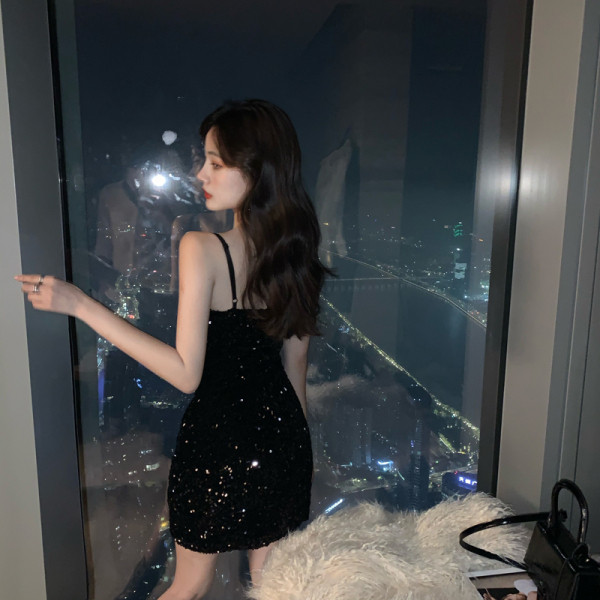 Moderna ženska kratka haljina na tanke naramenice i šljokice