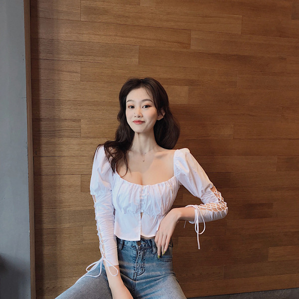 Īsa sieviešu blūze ar kvadrātveida kakla izgriezumu un saitēm