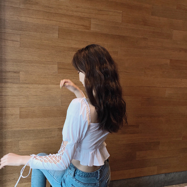 Īsa sieviešu blūze ar kvadrātveida kakla izgriezumu un saitēm