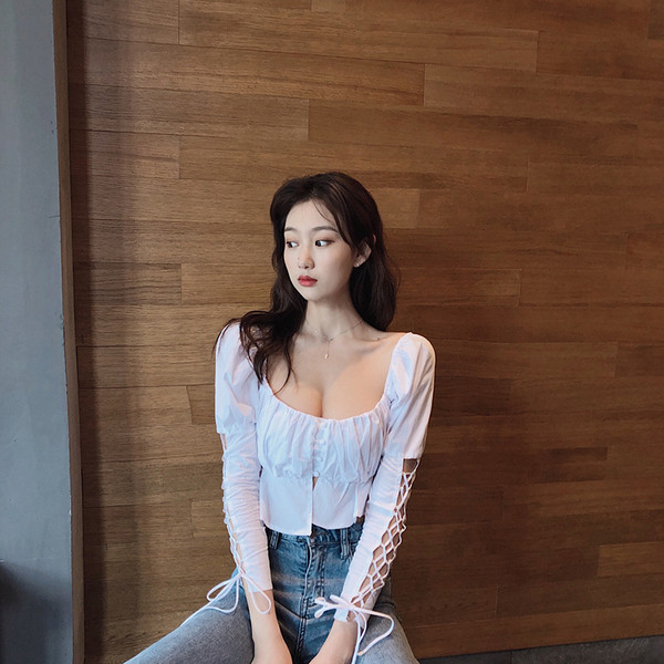 Īsa sieviešu blūze ar kvadrātveida kakla izgriezumu un saitēm