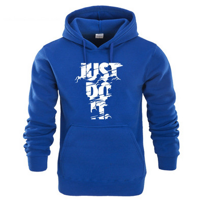 Napi férfi pulóver kapucnival és nyakkendővel