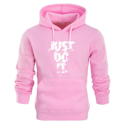 Napi férfi pulóver kapucnival és nyakkendővel