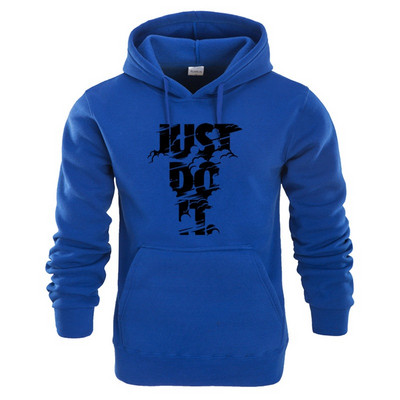 Napi férfi pulóver kapucnival és nyakkendővel