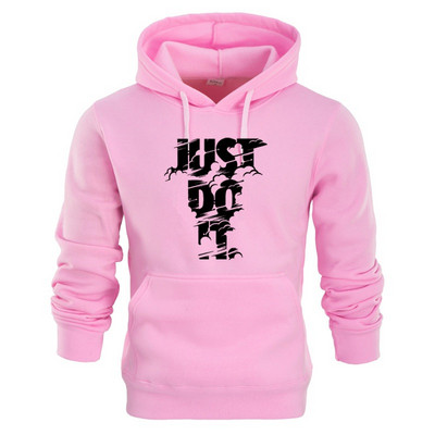 Napi férfi pulóver kapucnival és nyakkendővel