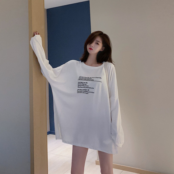 Bluză de damă lată, cu mâneci lungi și cu fantă