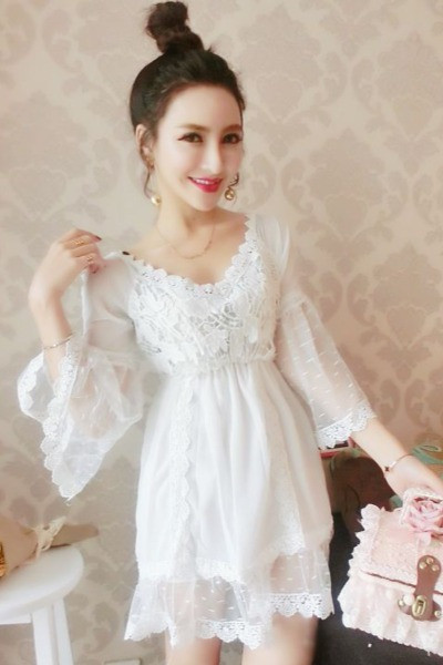 Stiilne naiste kleit pitsi ja V-kaelusega